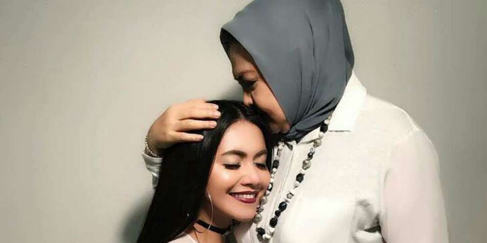 Emilia Contessa: Hancur Hati Saya Melihat Denada Menangis