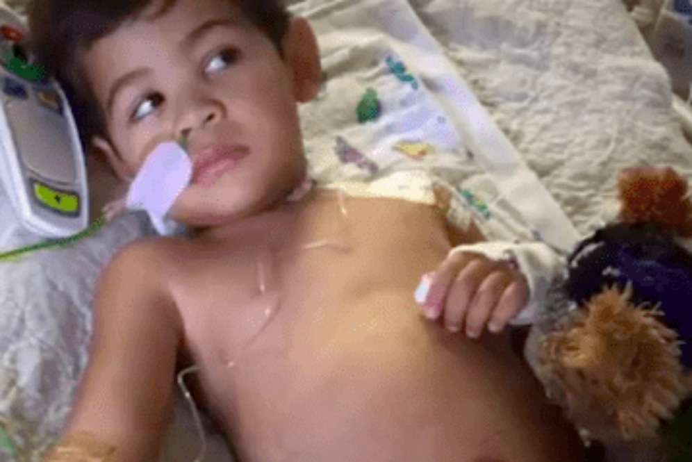 Dokter Membuat Lubang untuk Keluarkan Magnet