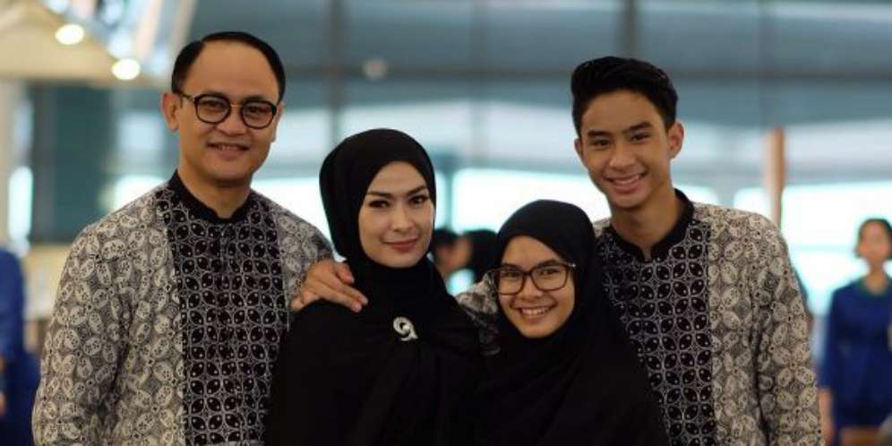 Iis Dahlia Terus Dibully, Sang Anak Angkat Bicara
