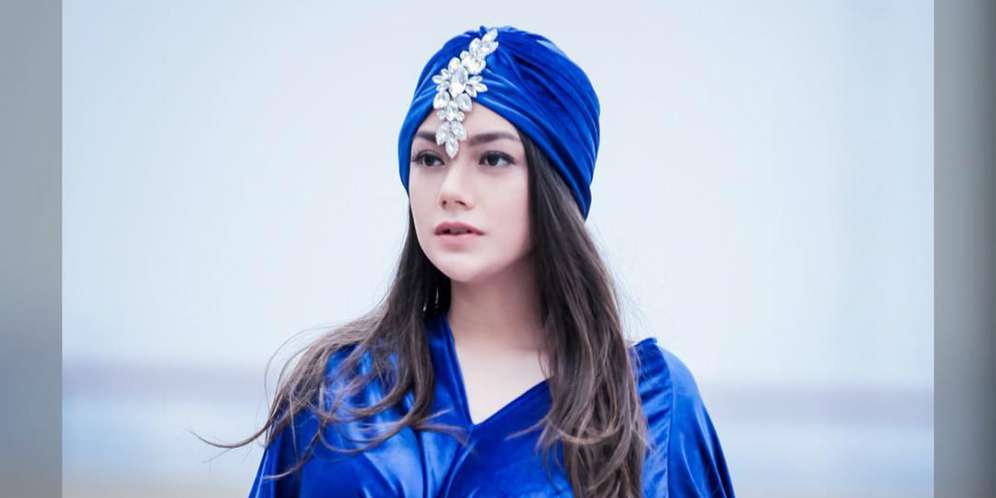 Penampilan Lain Celine yang Bikin Pangling