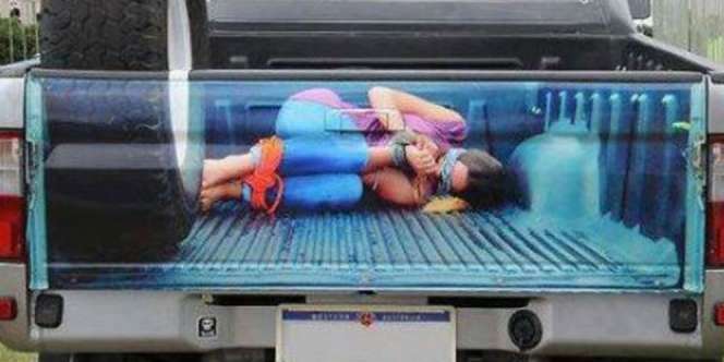 Kumpulan Lukisan di Belakang Truk Penuai Kontroversi