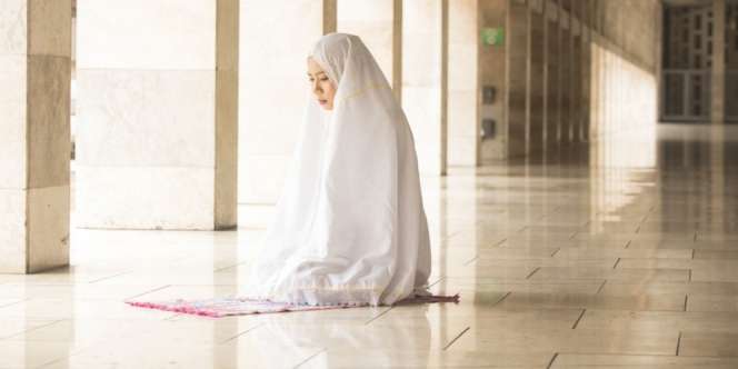 Baju Kena Najis Tapi Tak Mungkin Ganti, Sahkah Sholatnya?