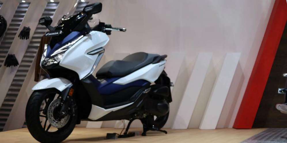 Dijejali Fitur Terkini, Honda Forza 250 Tantang Yamaha Xmax