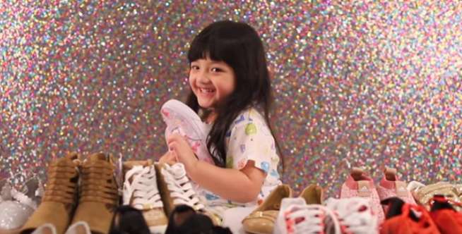 Menunjukan Sepatu Favorit