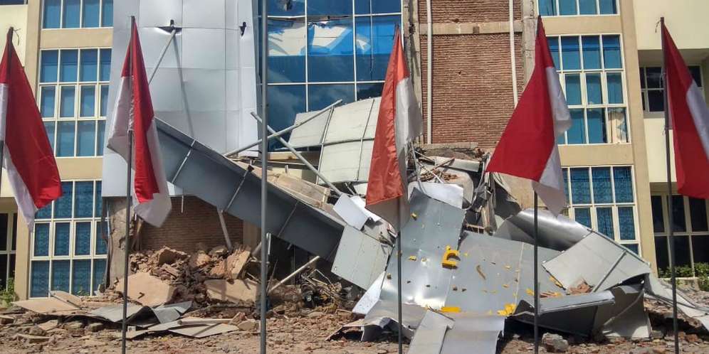 Nasib Jemaah yang Terjebak Reruntuhan Atap Masjid