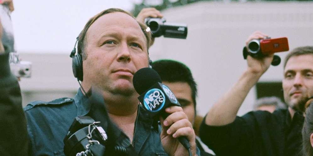 Google dan Facebook Juga Hapus Konten Alex Jones