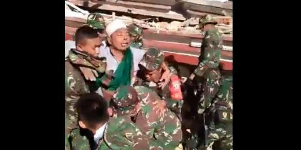 Detik-detik Evakuasi Korban Gempa dari Reruntuhan Masjid Lombok, Masih Hidup!