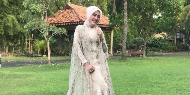 Pamer Foto Berhijab, Via Vallen Mirip Anak SMA?