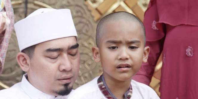 Tangis Haru Ustaz Solmed Lepas Anak ke Pesantren