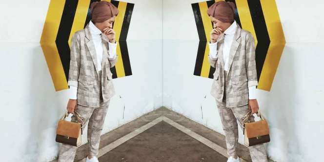 Setelan Blazer & Sneakers, Inspirasi Gaya Busana Kondangan