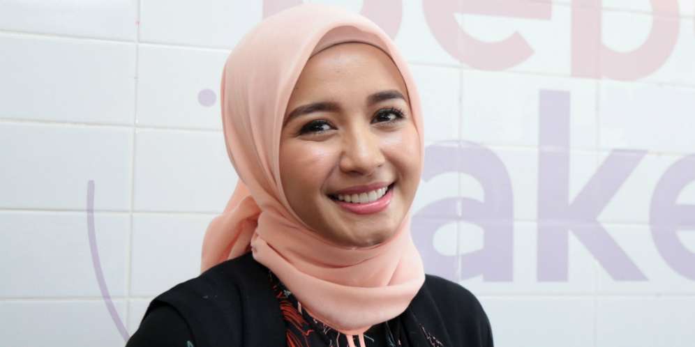 Begini Gaya Hijab Bella Saat ke Pantai
