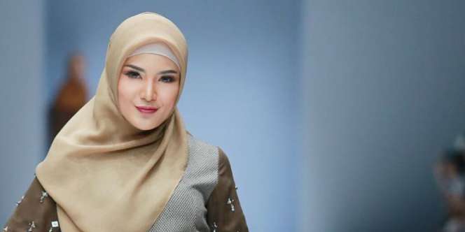 Nindy Ayunda Tampil Berhijab, Bikin Pangling