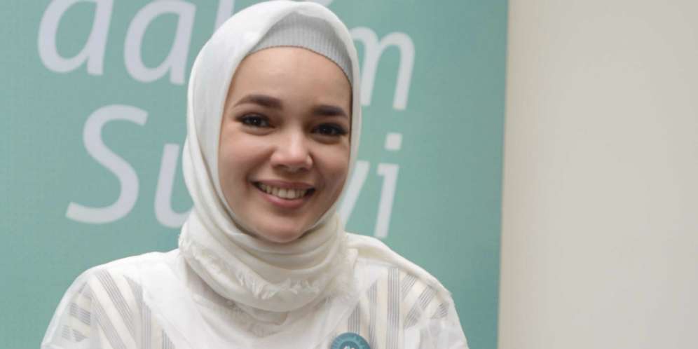 Tampil Cantik Gak Pakai Ribet ala Dewi Sandra