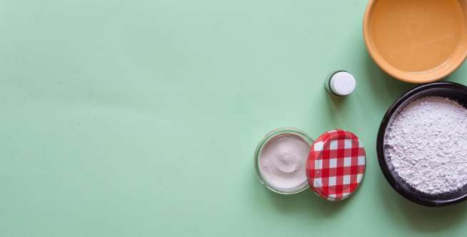 2. Baking soda dan minyak kelapa