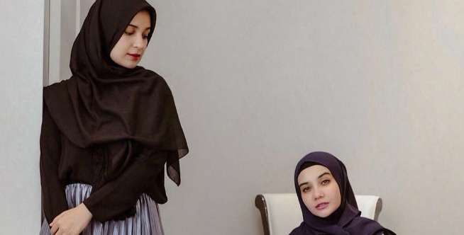 1. Elegan dengan Pleated Skirt