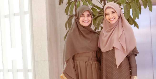 3. Anggun dengan Ruffle Skirt