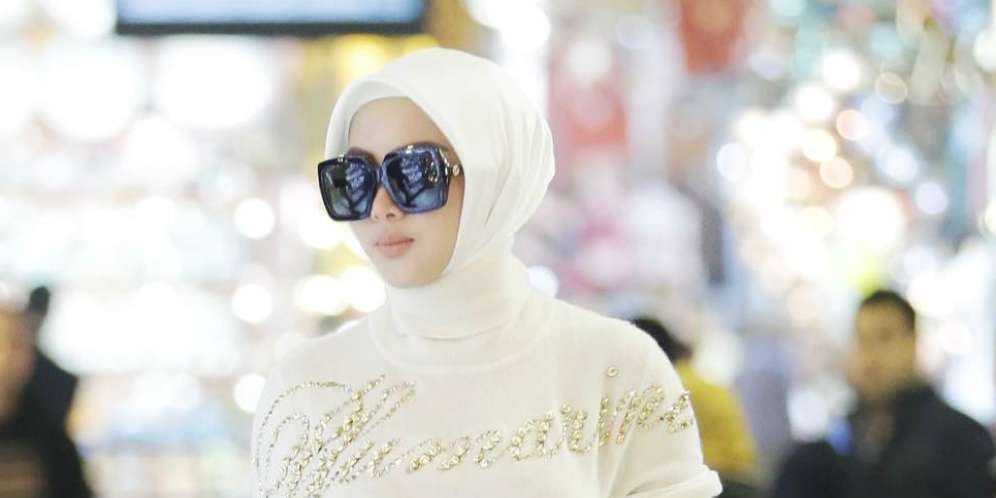Foto Bareng Suami, Tengok Harga Hijab Mewah Milik Syahrini