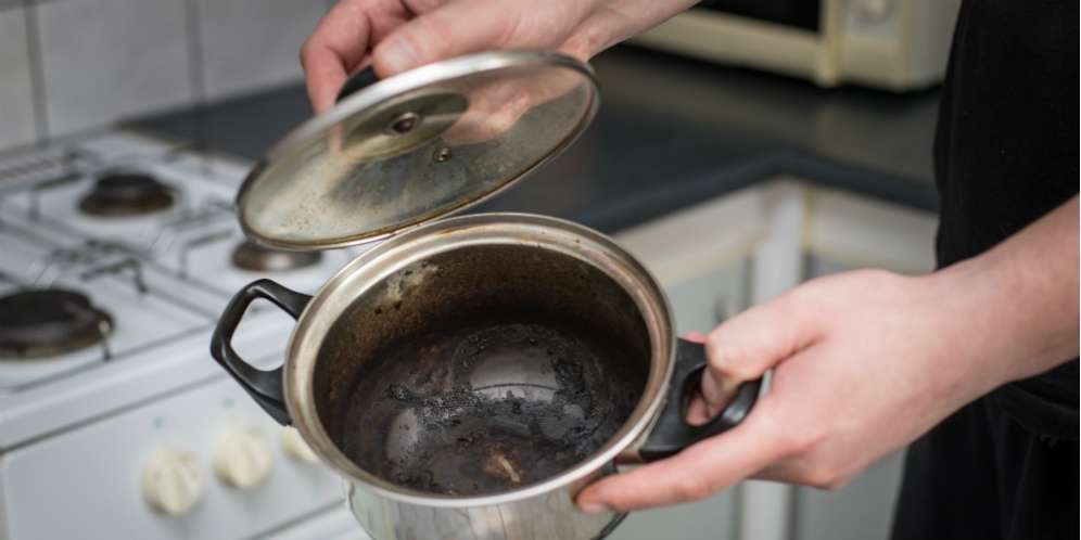 Cara Praktis Bersihkan Panci Gosong Tanpa Perlu Menggosok