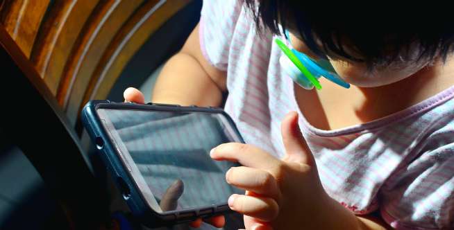 Bahaya Gadget bagi Perkembangan Mental Anak