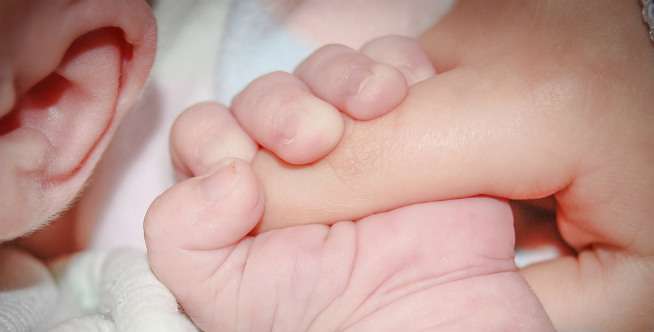 Bangun Ikatan Emosi Ibu dan Anak Melalui Pijatan Lembut