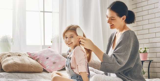 Menyiapkan Peralatan Mengikat Rambut Anak
