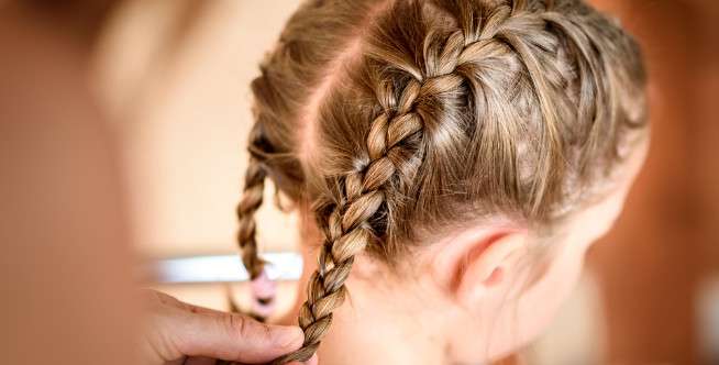 Mengikat Rambut Anak dengan Variasi Kepang Rambut