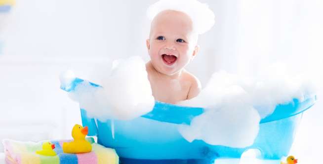 Kapan dan di mana Memandikan Bayi Baru Lahir