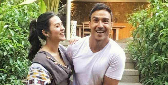 Intip Gaya Raisa Momong Buah Hati