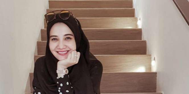 Gaya Busana Zaskia Sungkar Tenteng Tas Ratusan Juta