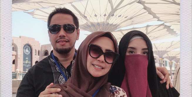 Tampil Syari Lengkap dengan Cadar