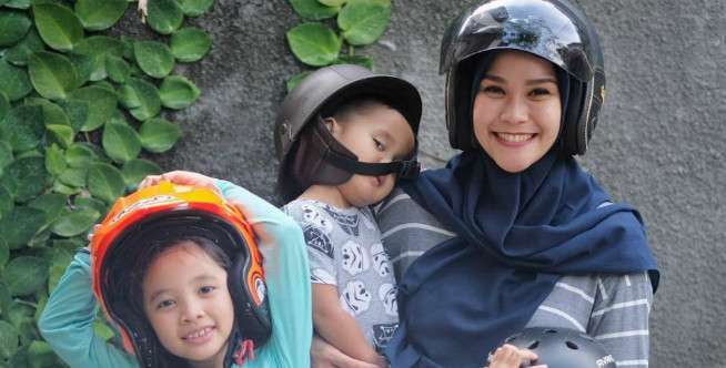 Pengalaman Zaskia Mecca Biasakan Anaknya Mengaji