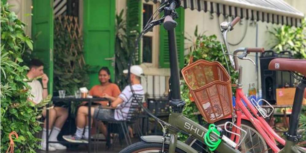 Menikmati Kafe Lokal