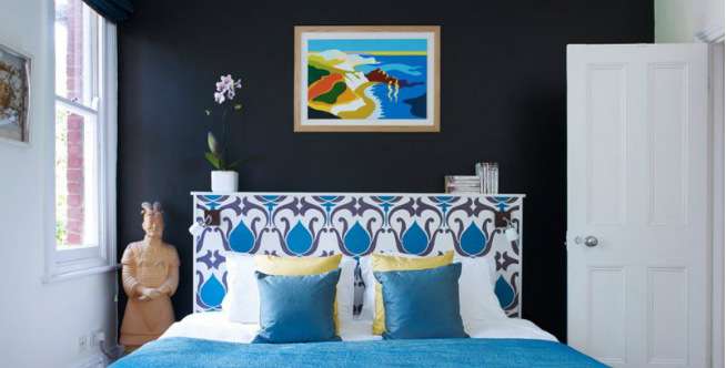 Aksen Dinding Hitam di Kamar Tidur Bikin Nuansa Berbeda