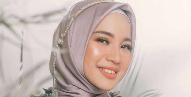 Gaya Hijab Chacha Frederica Memakai Maxi Dress