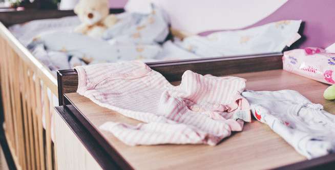Menyiapkan Lemari Kecil Khusus Pakaian Bayi