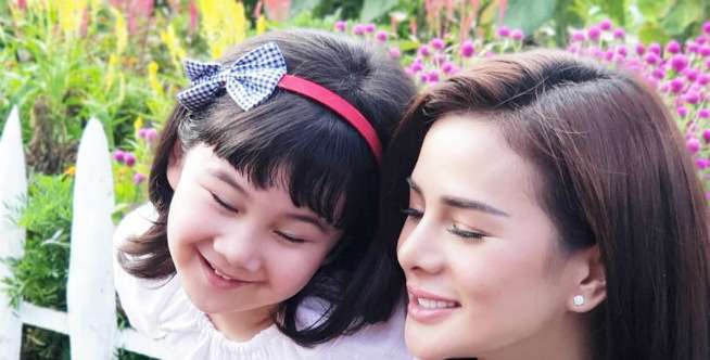 Trik Astrid Tiar Agar Anak Tak Lengket dengan Gadget