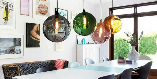 Ruang Makan Terlihat Keren dengan Lampu Berdesain Unik
