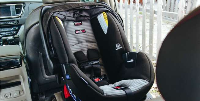 Ngeri, Car Seat Terlepas dari Mobil dengan Balita Terikat