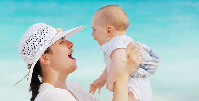 Mengajarkan Bayi Berbicara di Usia 4-7 Bulan