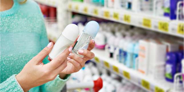 Memakai Deodoran atau Antiperspiran