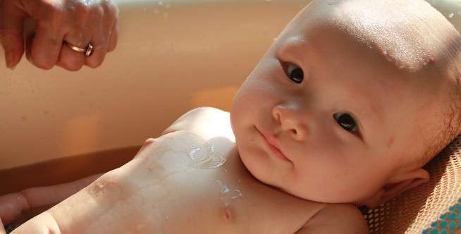 Cara Membersihkan Wajah Bayi, Langkah Ketiga