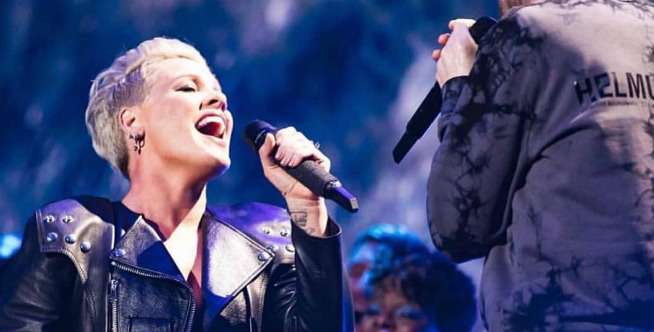 Heboh Seorang Ibu Melahirkan di Tengah Konser Pink