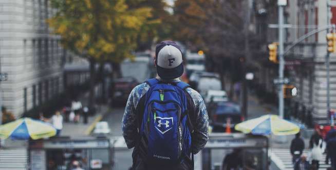 Akibat Sering Memakai Ransel yang Berat Setiap Hari