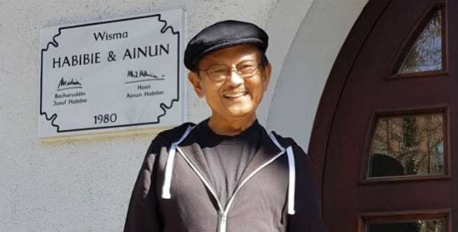 Ayahnya memancing rasa ingin tahu