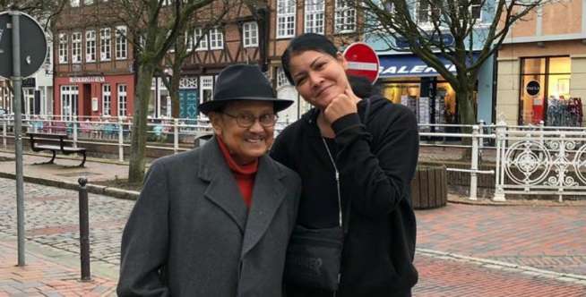 Hangat Bersama Melanie Subono