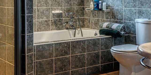 Membersihkan Kamar Mandi