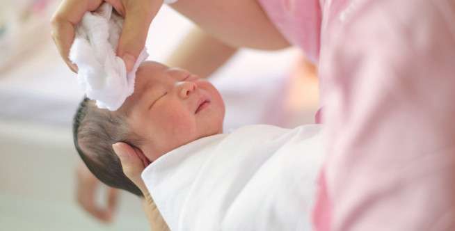 Cara Mengatasi Mata Merah pada Bayi dengan Seledri
