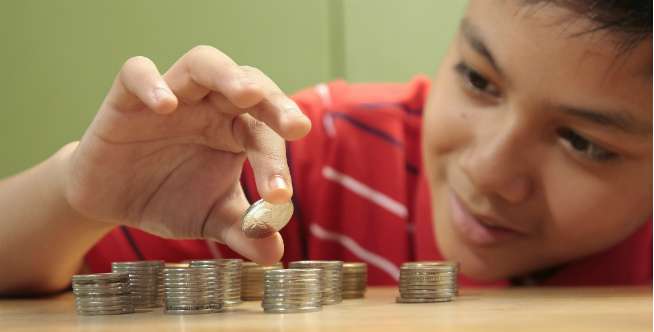 3 Cara Ajarkan Buah Hati tentang Konsep Uang