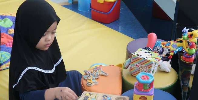 Oki membacakan, Maryam mengulang