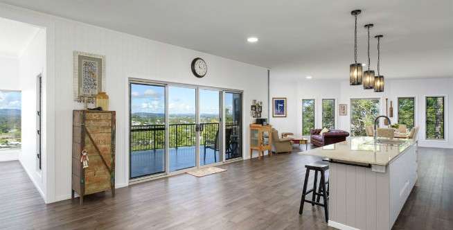 Dinding Kaca Besar di Sudut Ruangan